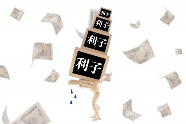 お金を手に頭を抱える。宇和島市で債務整理の無料相談が司法書士に可能
